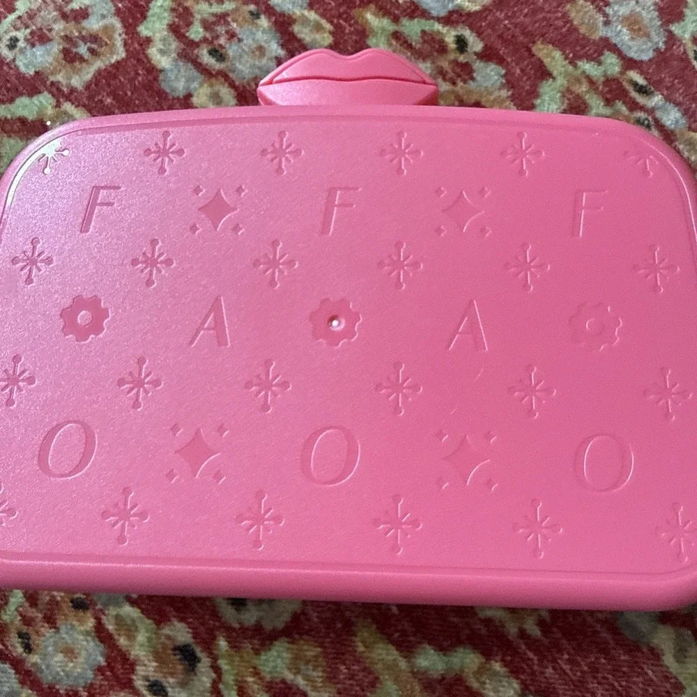 FAO Schwarz‎ Kids Lip Gloss Set 3 Pieces in Pink Lip Shaped Carrying Case New